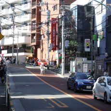 進行方向右手に三菱UFJが見えれば、正しい方向です。